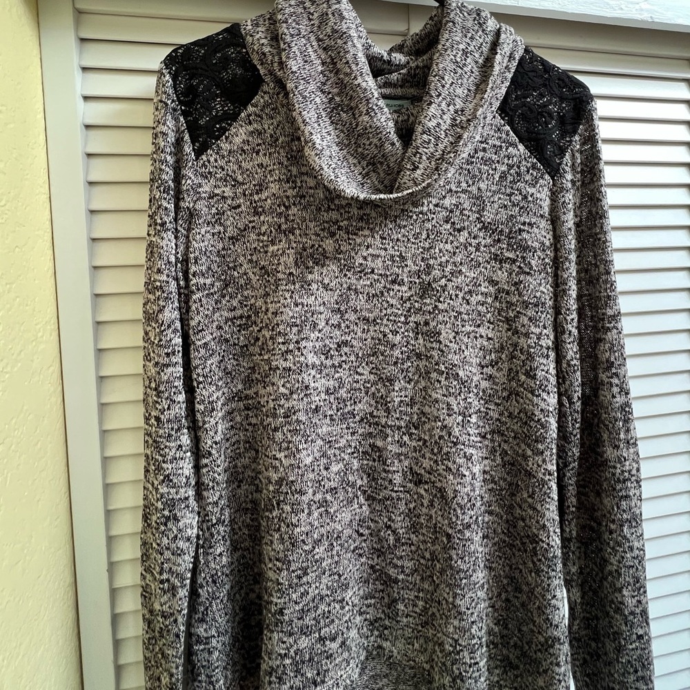 Maurice’s Sz L Women’s Long Sleeved Cowl Neck Gray and Black Top Shirt Brand New